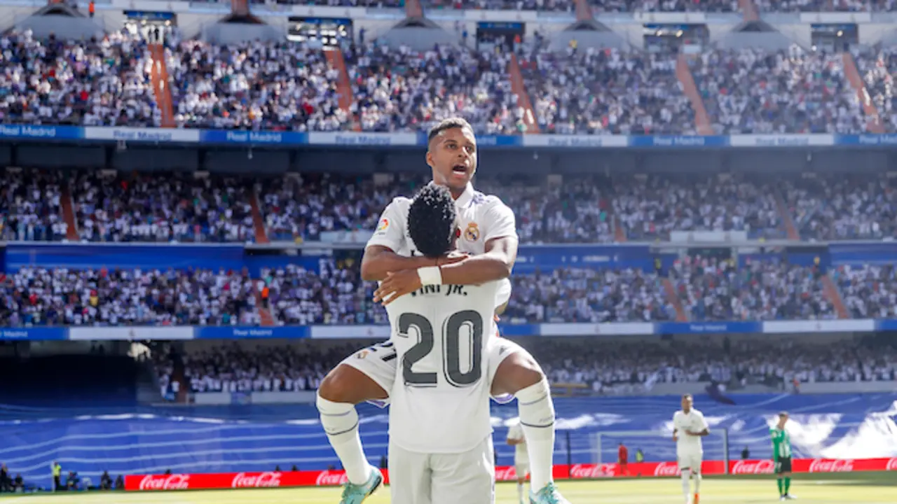 Vinicius sujeta a Rodrygo tras su gol.Pablo Garcia AP
