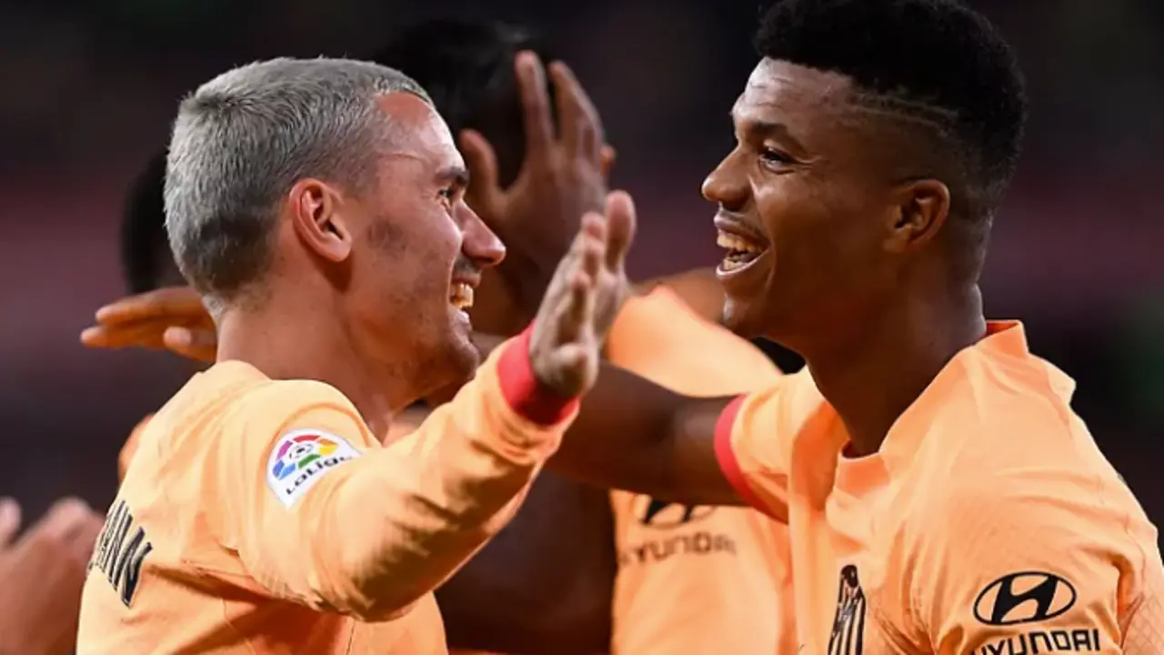 Griezmann y Reinildo celebran el gol del Atl&eacute;tico.ANDER GILLENEAAFP