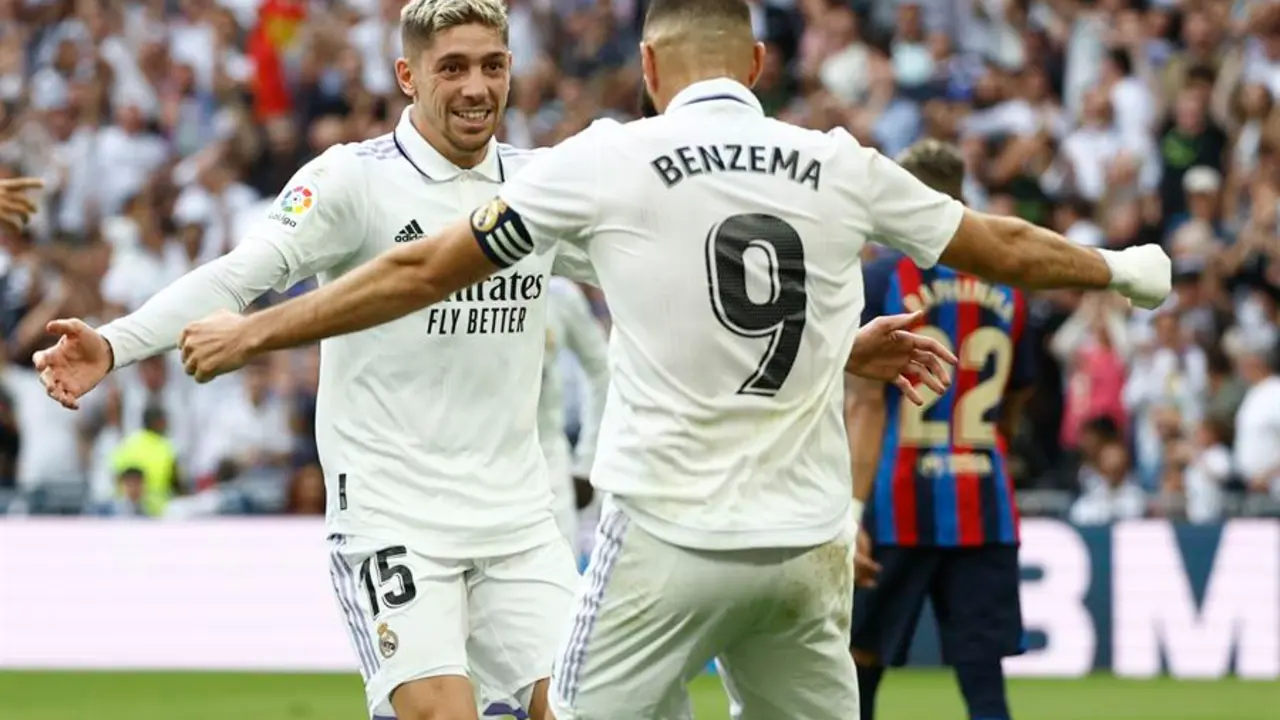 El delantero del Real Madrid Karim Benzema (d) celebra con su compa&ntilde;ero Fede Valverde (i) tras marcar el 1-0 durante el partido de la novena jornada de Liga en el estadio Santiago Bernab&eacute;u de Madrid. EFE/ Rodrigo Jim&eacute;nez