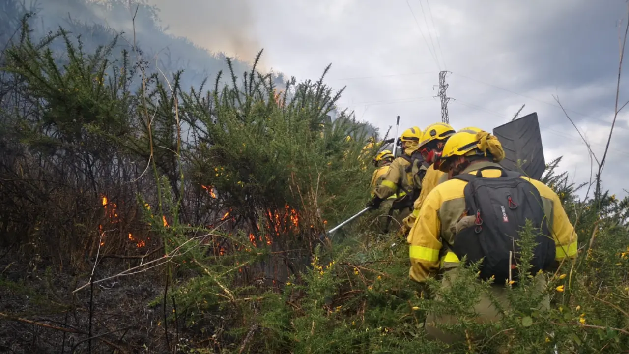 El equipo de Briff de Asturias hoy durante el incendio.