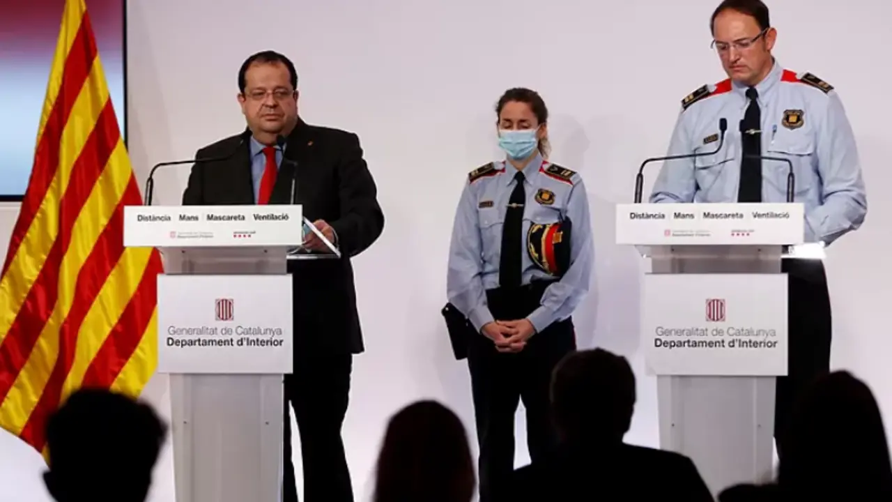El conseller de Interior, Joan Ignasi Elena (izda.), junto al mayor de los Mossos, Josep Maria Estela, en diciembre de 2021.Toni AlbirEFE