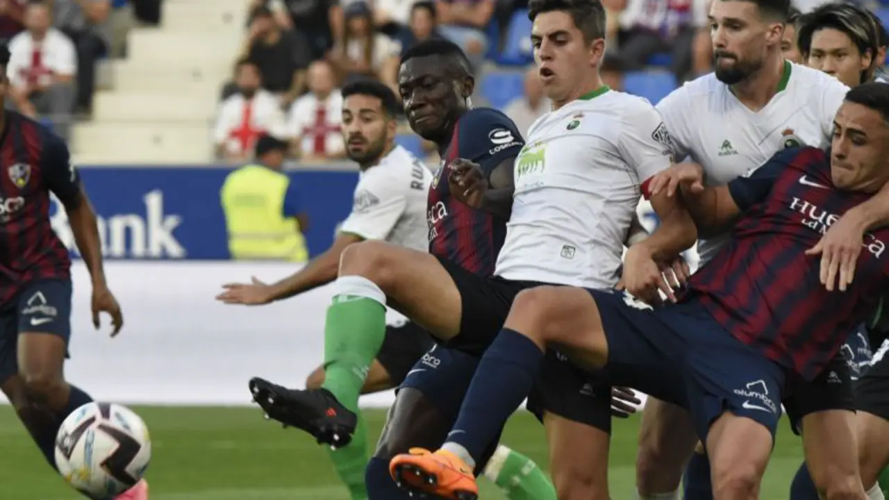 Los jugadores del Racing durante el &uacute;ltimo partido ante el Huesca.