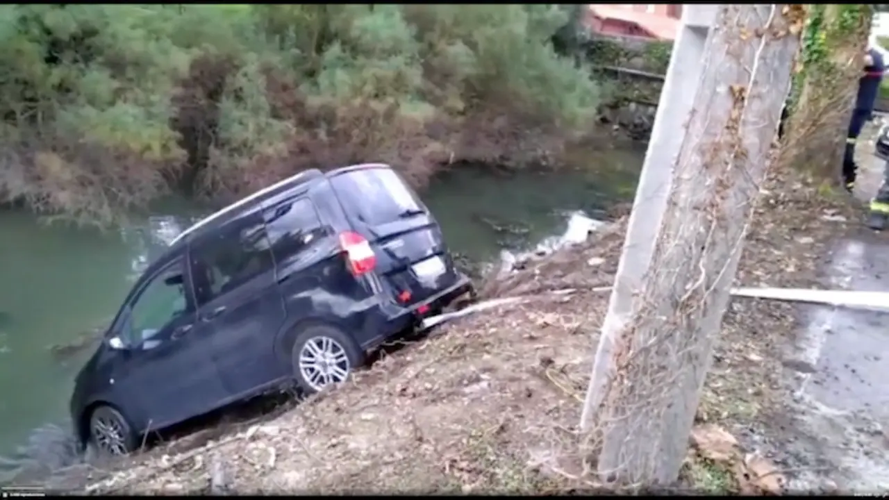 Los bomberos durante el rescate del veh&iacute;culo.