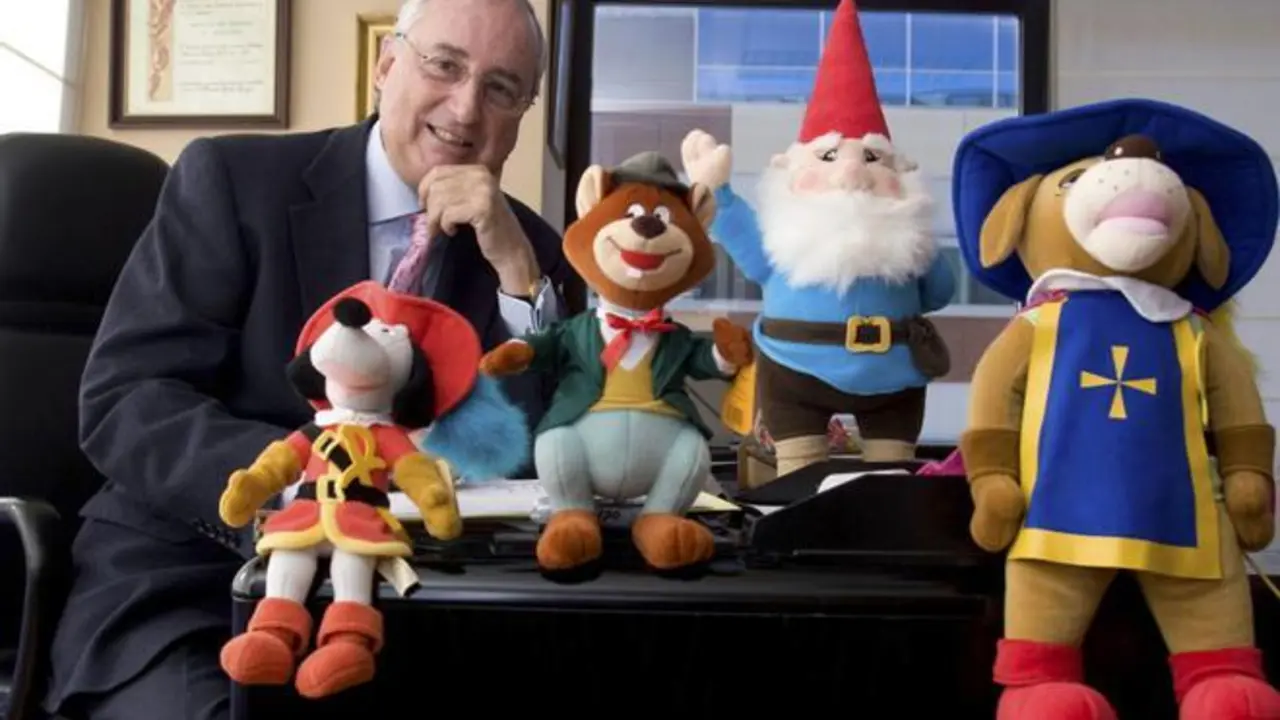 Claudio Biern, con peluches de sus famosos personajes animados. /
EFE