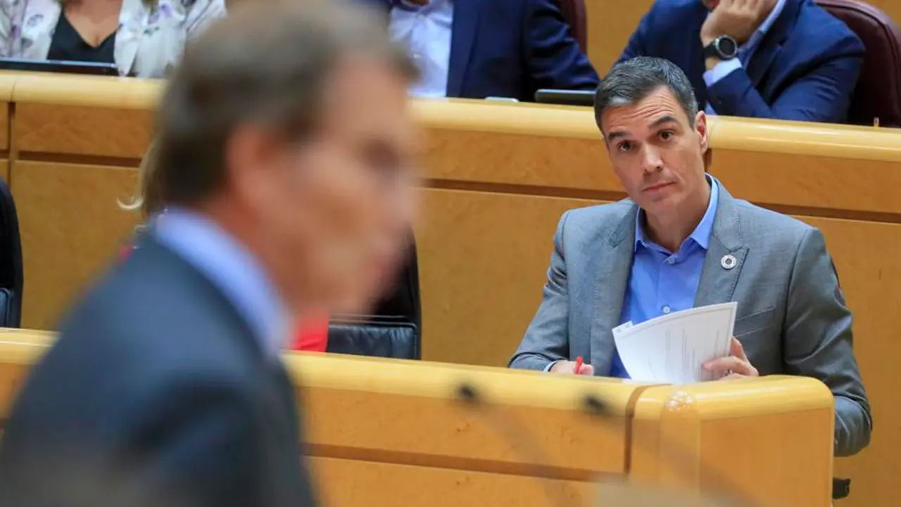 El presidente del Gobierno, Pedro S&aacute;nchez, escucha la intervenci&oacute;n del l&iacute;der del PP, Alberto N&uacute;&ntilde;ez Feij&oacute;o (i)durante el pleno del Senado, donde S&aacute;nchez ha comparecido para informar de las &uacute;ltimas medidas econ&oacute;micas y fiscales del Ejecutivo y el papel de las comunidades aut&oacute;nomas en su aplicaci&oacute;n, este martes en Madrid. EFE/ Fernando Alvarado