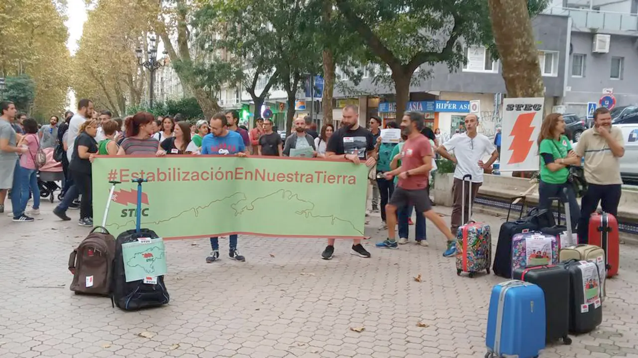 Los docentes manifestandose frente a la Consejer&iacute;a de Educaci&oacute;n de Cantabria. / ALERTA