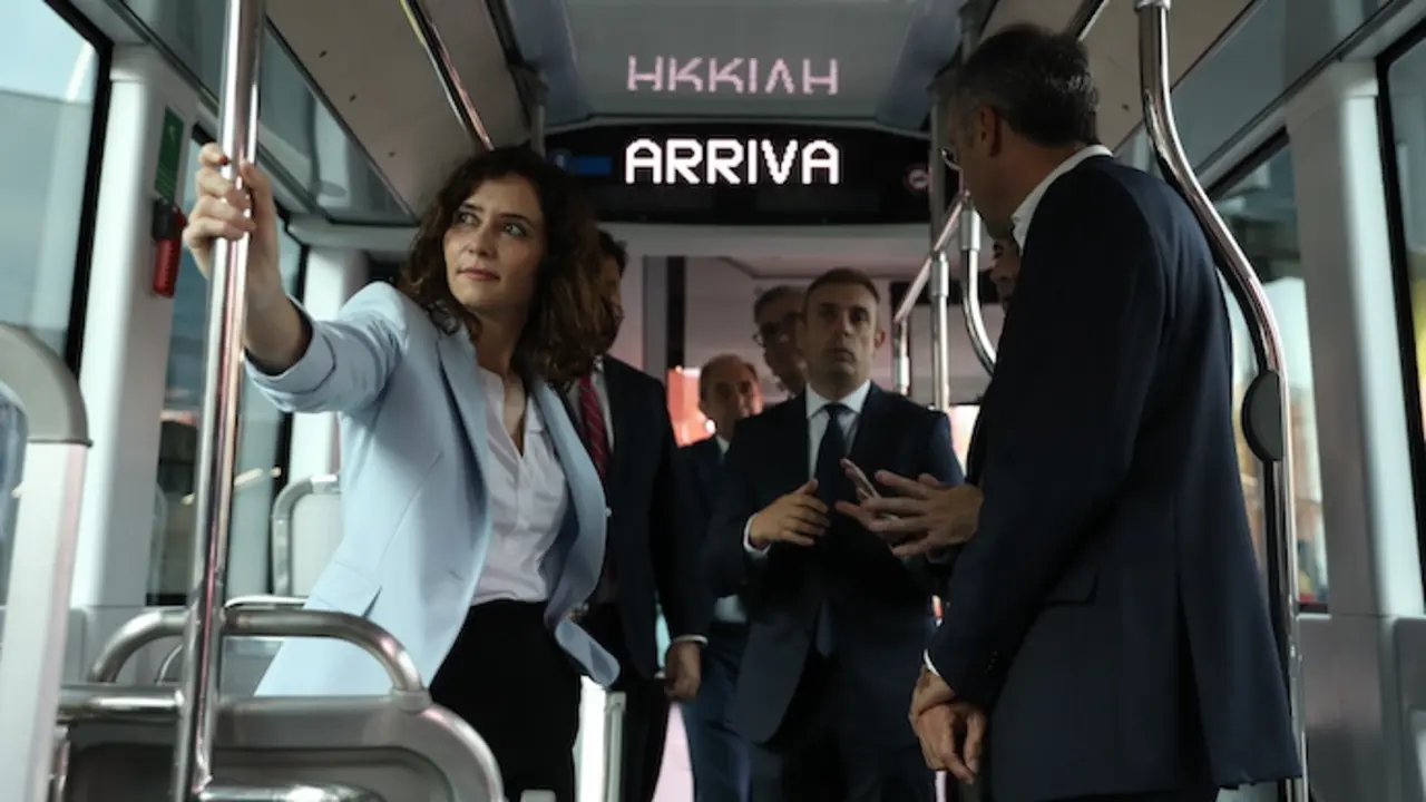 La presidenta de la Comunidad de Madrid, Isabel D&iacute;az Ayuso (1i), en el interior del Bus de Uso Prioritario (BuP) de alta capacidad con preferencia semaf&oacute;rica en las intersecciones, en la sede del Metro de Madrid, a 18 de octubre de 2022, en Madrid (Espa&ntilde;a). La Comunidad de Madrid estrena el sistema de Bus de Uso Prioritario (BuP) de alta capacidad con preferencia semaf&oacute;rica en las intersecciones para conectar los nuevos desarrollos urban&iacute;sticos del sureste de la capital -El Ca&ntilde;averal, Los Cerros, Los Ahijones, Los Berrocales, PAU de Vallecas y Valdecarros. El BuP es un modelo de transporte p&uacute;blico que circular&aacute; en paralelo a las carreteras M-45 y M-50 con paradas que tendr&aacute;n una distancia entre 300 y 500 metros, en terrenos donde la geolog&iacute;a y la geotecnia no hace aconsejable la ejecuci&oacute;n de un metro pesado subterr&aacute;neo. Tiene caracter&iacute;sticas similares a las de Metro Ligero, con una frecuencia de paso de entre 3 a 10 minutos y una velocidad de entre 15 y 30 km/h.
18 OCTUBRE 2022;MADRID;BUS USO PRIORITARIO;PREFERENCIA SEMAF&Oacute;RICA;INTERSECCIONES
Isabel Infantes / Europa Press
18/10/2022