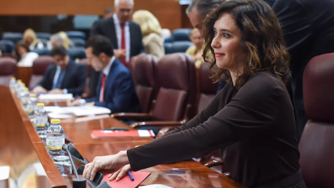 La presidenta de la Comunidad de Madrid, Isabel D&iacute;az Ayuso, en una sesi&oacute;n plenaria en la Asamblea de Madrid, a 20 de octubre de 2022, en Madrid (Espa&ntilde;a). El Pleno de la Asamblea de Madrid centra su debate en la reapertura de los Servicios de Urgencias de Atenci&oacute;n Primaria (SUAP), en la situaci&oacute;n de las residencias de mayores y en una Ley &lsquo;antilegalizaci&oacute;n de okupas&rsquo; de Vox.
20 OCTUBRE 2022;MADRID;ASAMBLEA DE MADRID;PLENO;REAPERTURA SUAP;RESIDENCIAS
Gustavo Valiente / Europa Press
20/10/2022