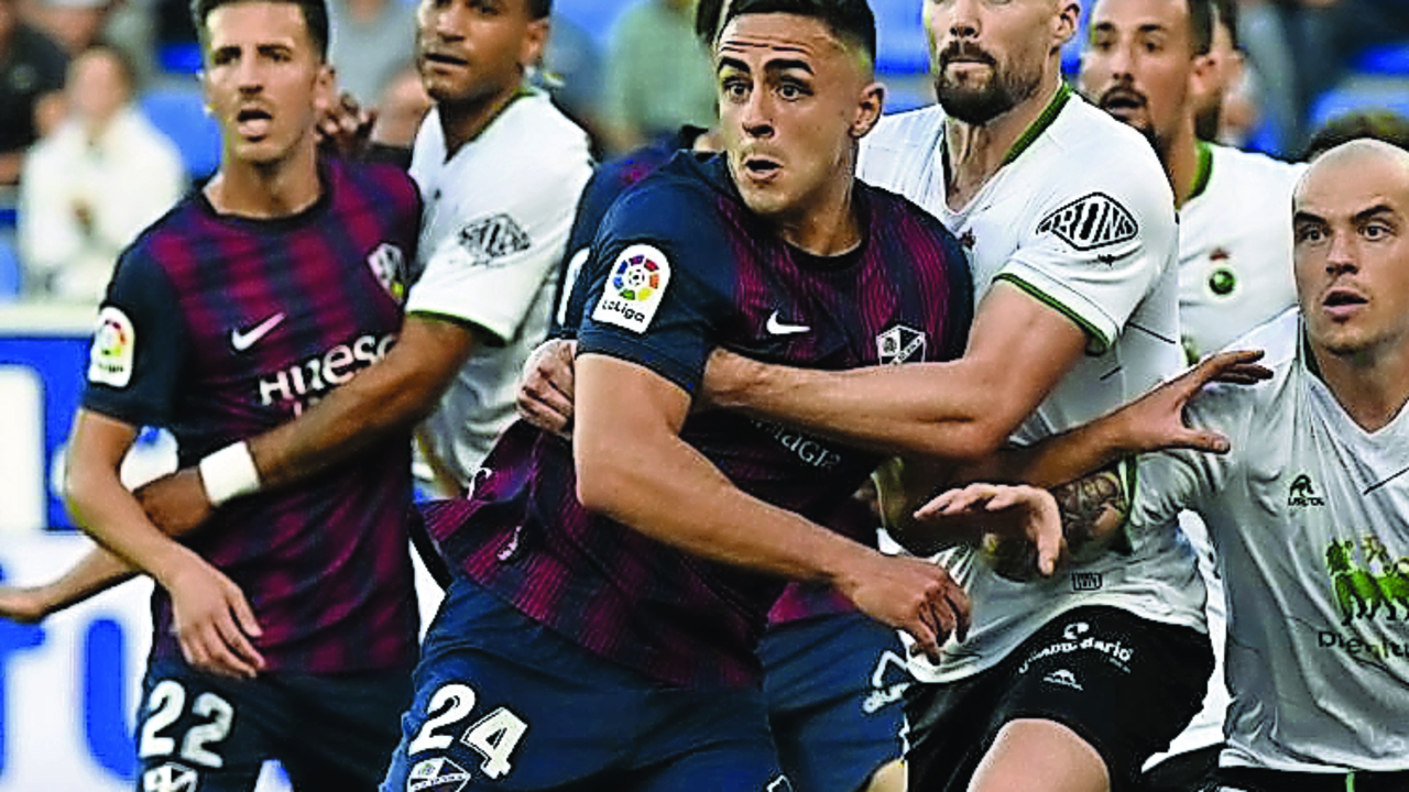 Eneko Satr&uacute;stegui, defendiendo un bal&oacute;n parado el pasado s&aacute;bado en Huesca. / LA LIGA
