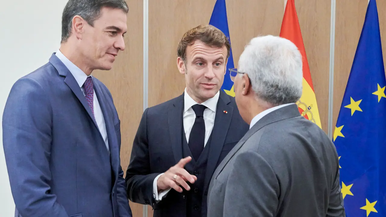 BRUSELAS (B&Eacute;LGICA), 20/10/2022.- El jefe del Gobierno espa&ntilde;ol, Pedro S&aacute;nchez (i), el presidente galo, Emmanuel Macron (c), y el primer ministro portugu&eacute;s, Ant&oacute;nio Costa, conversan al inicio de su encuentro, este jueves en Bruselas, para intentar convencer a Macron de que apoye la construcci&oacute;n del MidCat, la interconexi&oacute;n energ&eacute;tica a trav&eacute;s de los Pirineos. EFE/ Horst Wagner
