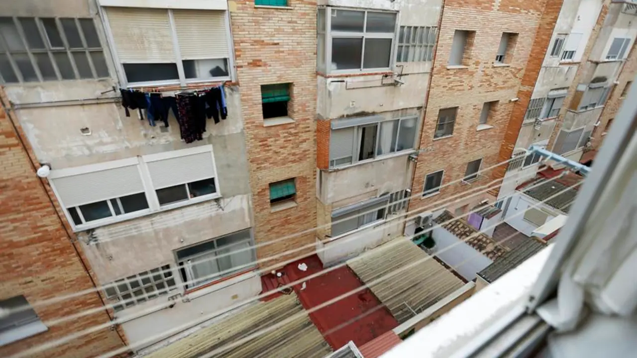 Patio interior del edificio por donde un hombre de 28 se intent&oacute; suicidar tras presuntamente degollar a su pareja en Alcoy, Alicante. EFE/ Manuel Lorenzo
