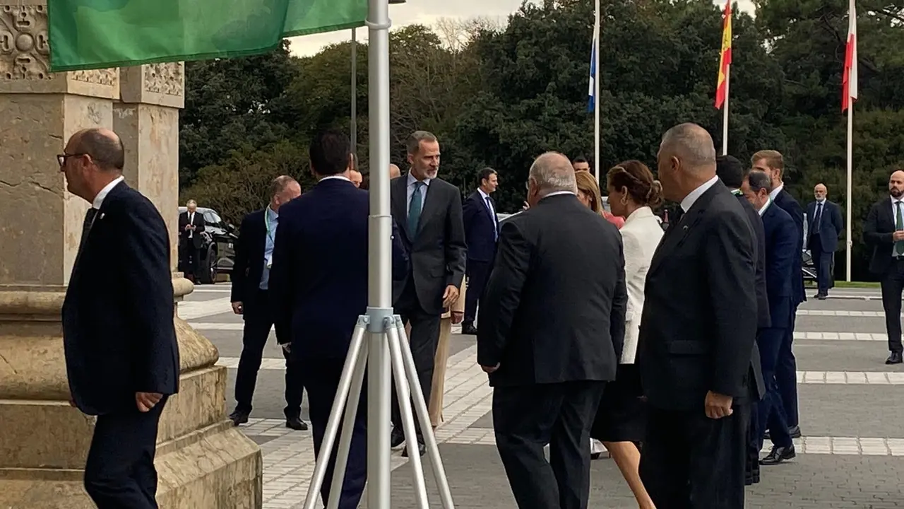 El rey Felipe VI a su llegada al Palacio de la Magdalena. / ALERTA