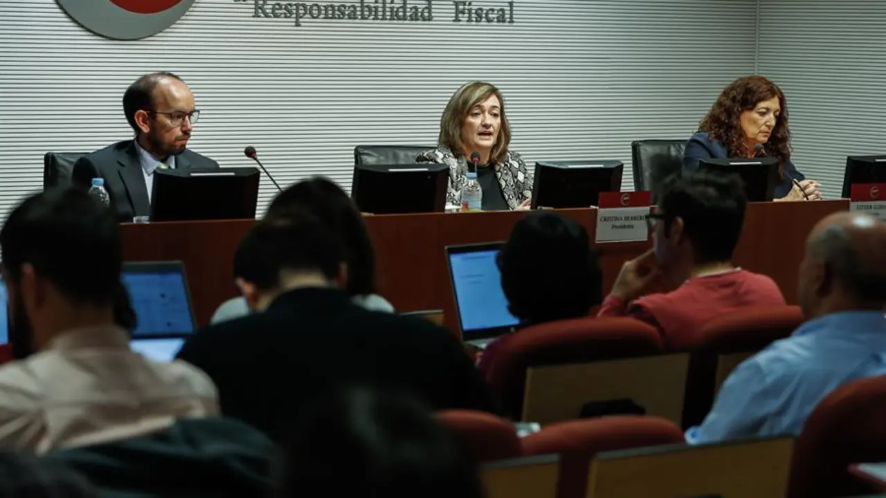 La presidenta de la Autoridad Independiente de Responsabilidad Fiscal (AIReF), Cristina Herrero (c), acompa&ntilde;ada por el director de la Divisi&oacute;n de An&aacute;lisis Presupuestario, Ignacio Fern&aacute;ndez-Huertas Moraga, y por la directora de la Divisi&oacute;n de An&aacute;lisis Econ&oacute;mico, Esther Gordo Mora, presenta este martes en Madrid el informe sobre los Presupuestos Generales del Estado 2023. EFE/ Luis Mill&aacute;n