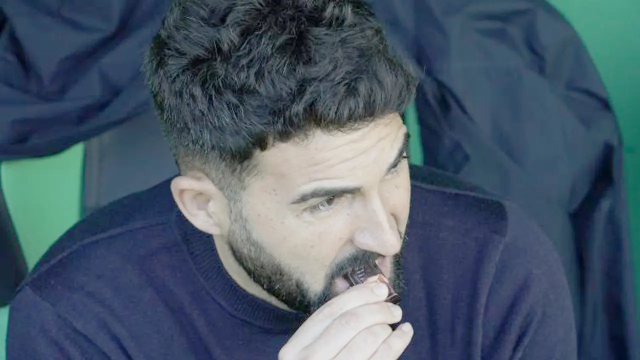 Fern&aacute;ndez Romo, en el banquillo de Los Campos de Sport. / LA LIGA
