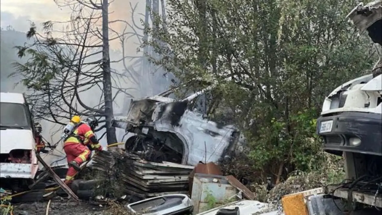 Uno de los incendios ocurridos en el desguace de Casta&ntilde;eda.