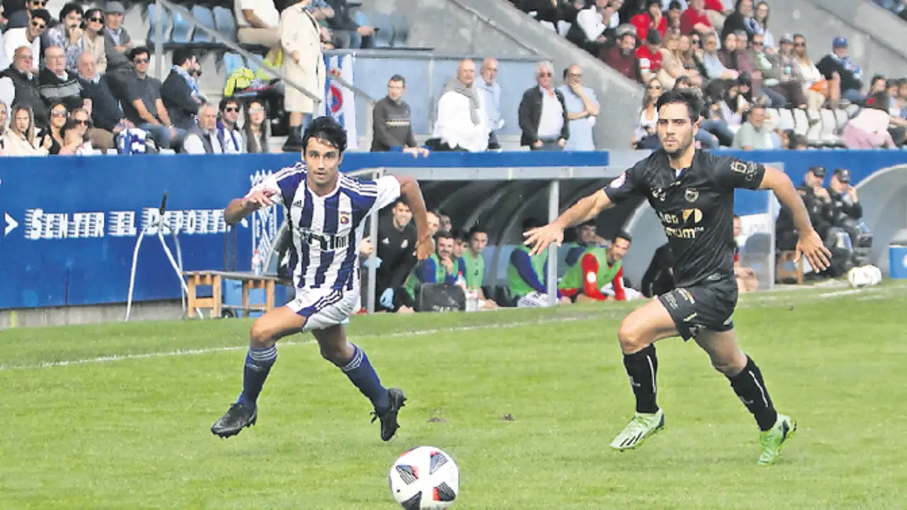 Un jugador de la Gimn&aacute;stica persigue el bal&oacute;n en un encuentro liguero. / N&eacute;stor Revuelta Zarzosa