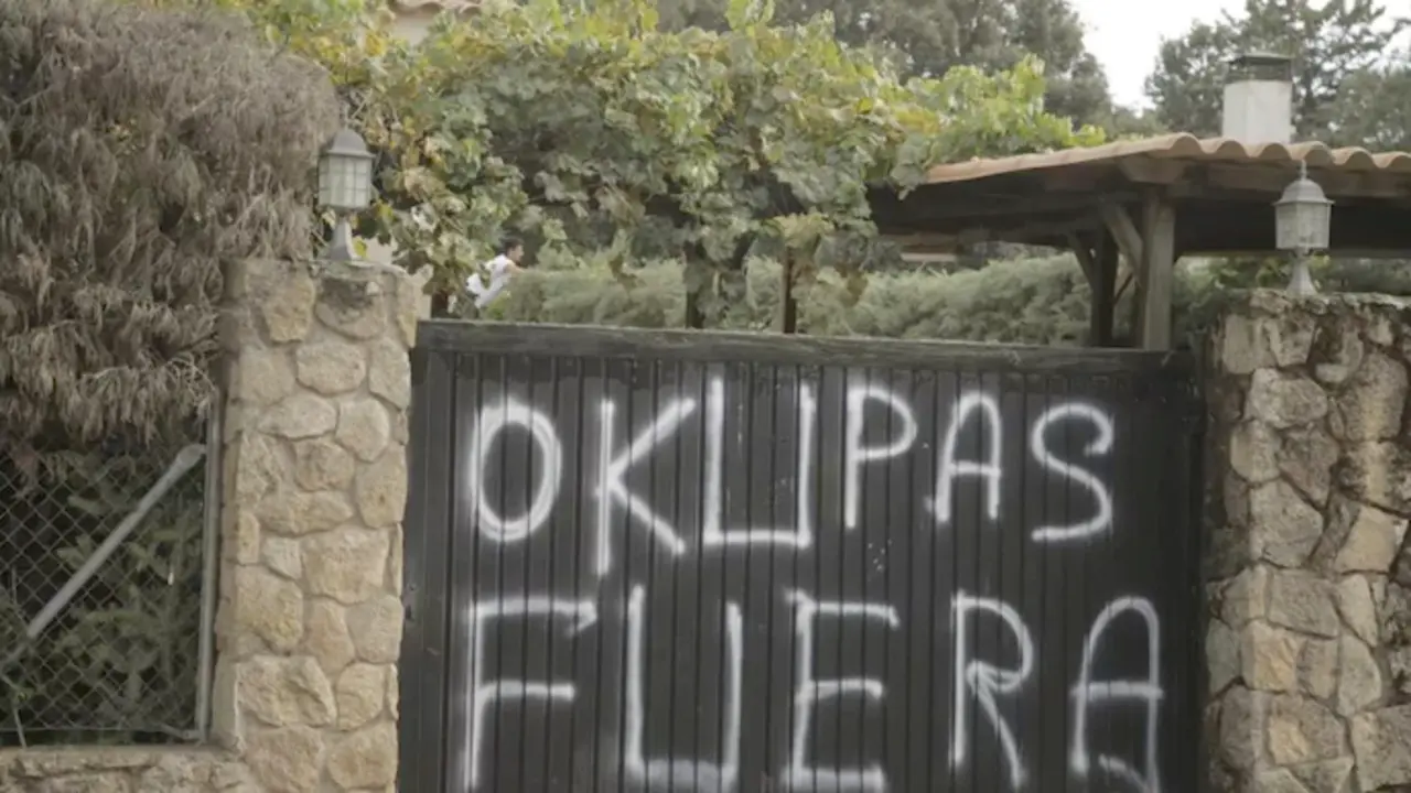Una pintada contra los &lsquo;okupas&rsquo; de una casa. / Alerta