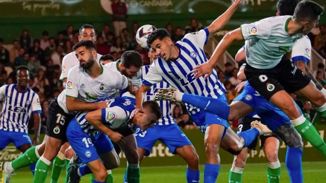 La intensidad en cada defensa y ataque a bal&oacute;n parado fue la t&oacute;nica general. / LA LIGA