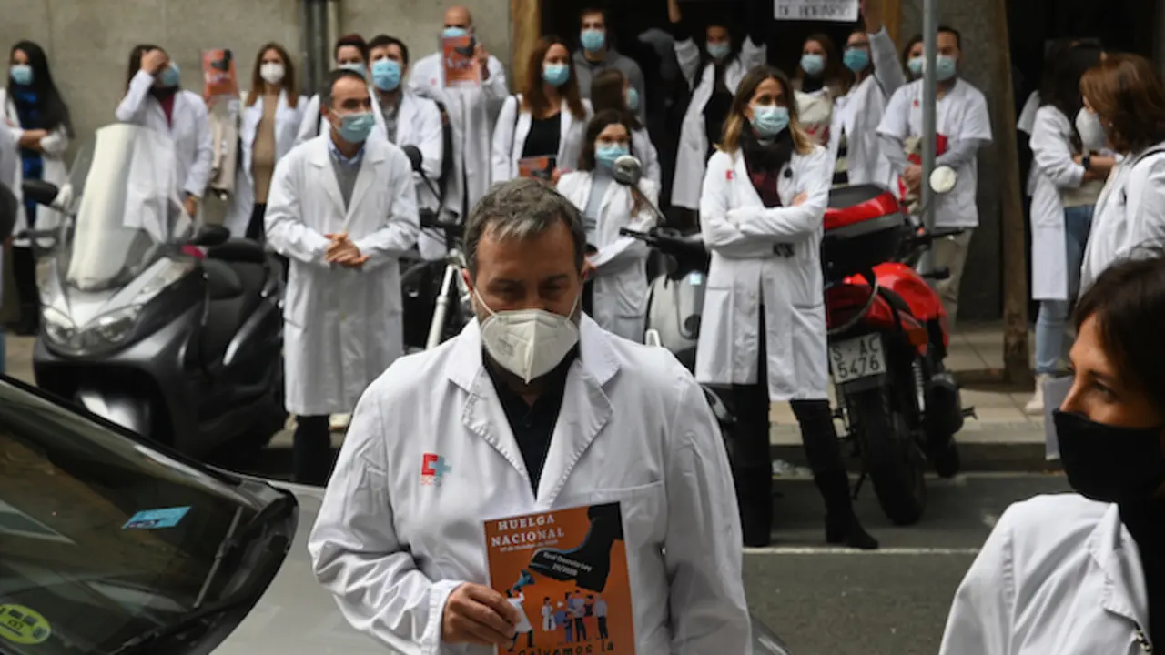 271020 santander Los m&eacute;dicos de Cantabria est&aacute;n llamados a la huelga, que convoca este martes en toda Espa&ntilde;a el Sindicato M&eacute;dico para exigir la retirada del decreto del Ministerio de Sanidad que permite contratar a m&eacute;dicos sin titulo de especialista y a profesionales de fuera de la Uni&oacute;n Europea que no tengan su t&iacute;tulo homologado en Espa&ntilde;a, por lo que los representantes de los profesionales se concentran frente a la Consejer&iacute;a de Sanidad. Consejer&iacute;a de SanidadFoto nacho cubero