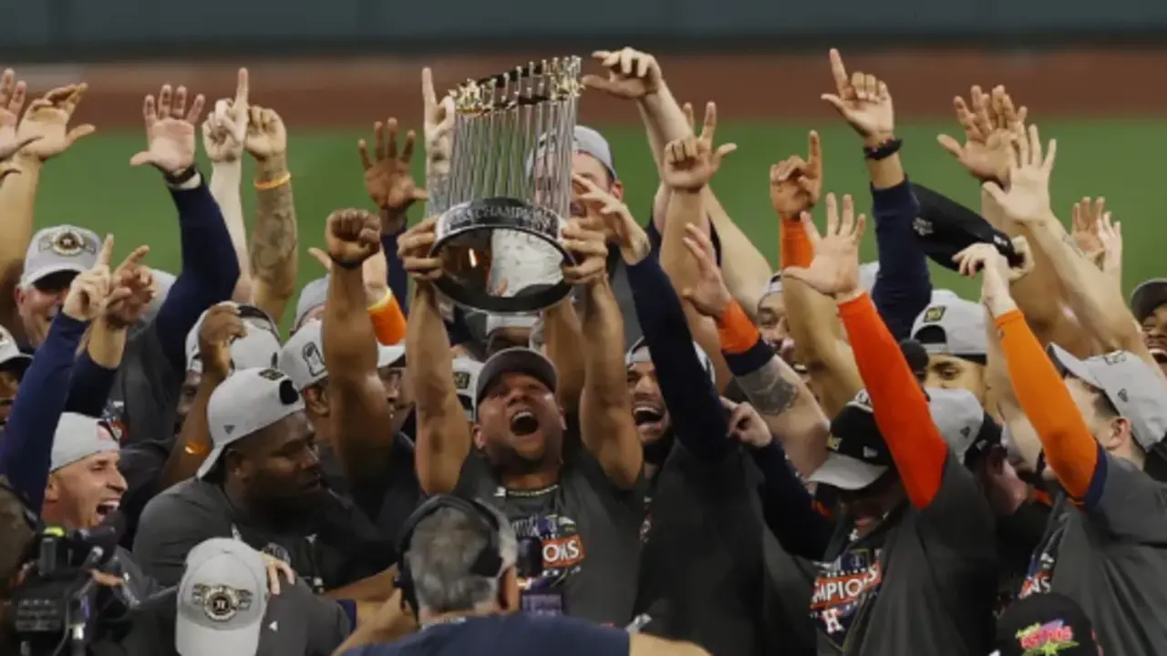 Los jugadores de los Astros de Houston celebran con el trofeo del Comisionado tras imponerse a los Filis de Filadelfia en el estadio Minute Maid Park de Houston, Texas, EE.UU.. EFE/EPA/AARON M. SPRECHER