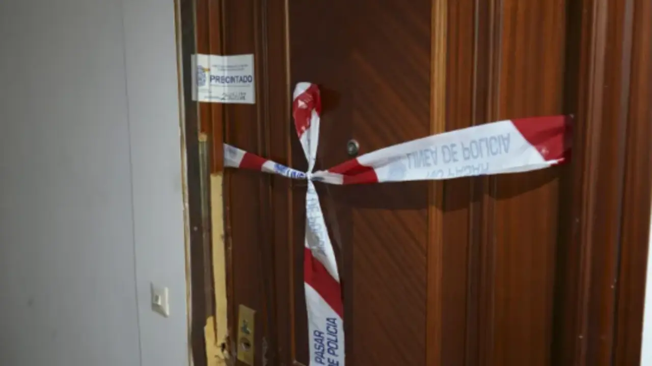 Vista de la vivienda donde se produjo el suceso en Benalm&aacute;dena (M&aacute;laga). EFE/Rafael Espa&ntilde;a