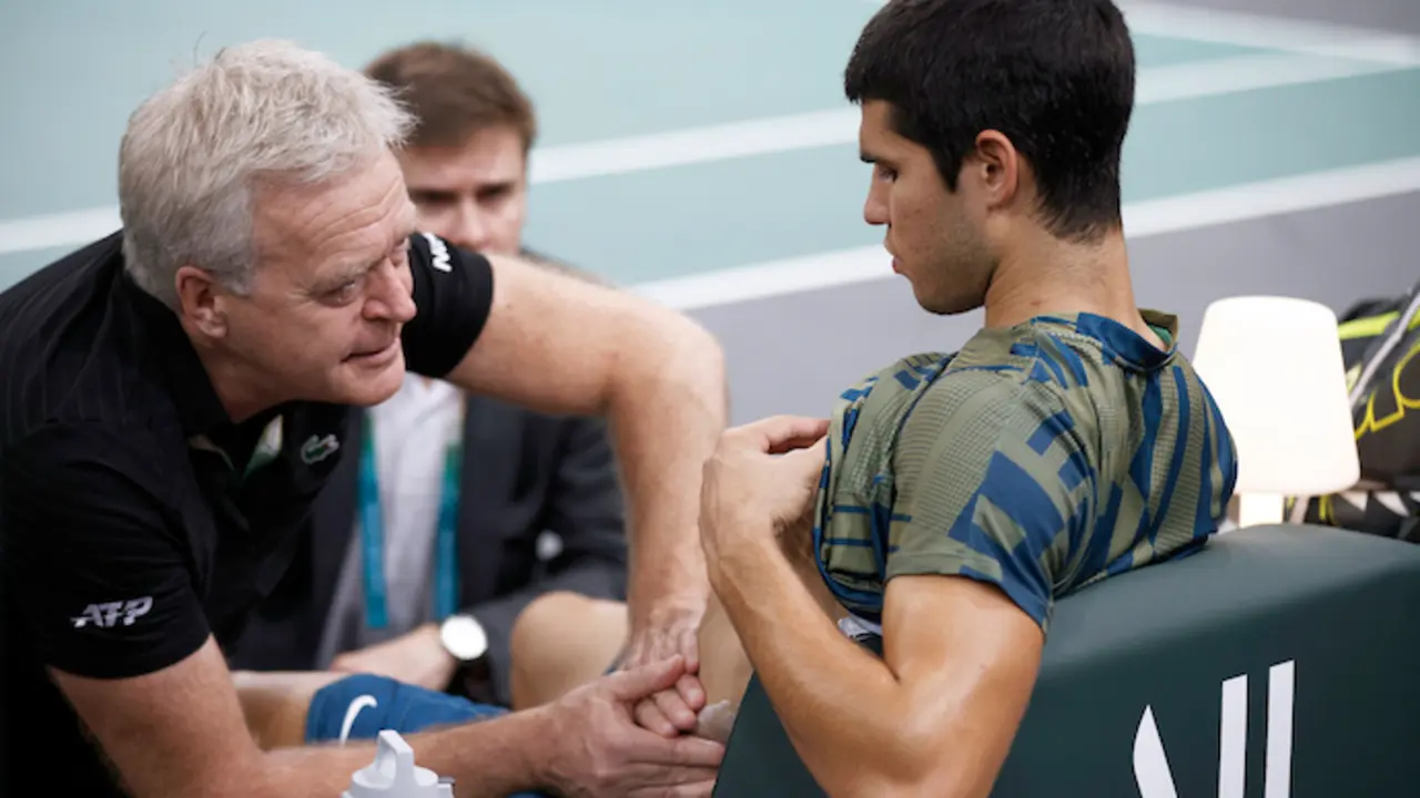 Paris (France), 04/11/2022.- Carlos Alcaraz of Spain receives medical treatment during his quarterfinal match against Holger Vitus Nodskov Rune of Denmark at the Rolex Paris Masters tennis tournament in Paris, France, 04 November 2022. (Tenis, Dinamarca, Francia, Espa&ntilde;a) EFE/EPA/YOAN VALAT
