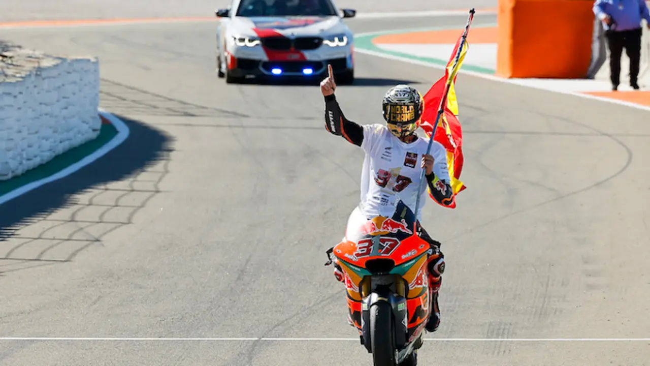 GRAFCVA9485. CHESTE (VALENCIA), 06/11/2022.-.-- El piloto de Moto 2 , Augusto Fernandez, se ha proclamado campe&oacute;n del mundo de la categor&iacute;a al entrar en segunda posici&oacute;n durante la carrera en el circuito Ricardo Tormo de Cheste (Valencia) donde se ha disputado la &uacute;ltima prueba del mundial.EFE/ Biel Ali&ntilde;o
