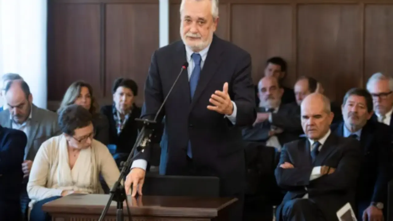 Jos&eacute; Antonio Gri&ntilde;&aacute;n durante el uso de derecho a la &uacute;ltima palabra en la sala de la Audiencia de Sevilla en el juicio. EFE/Ra&uacute;l Caro