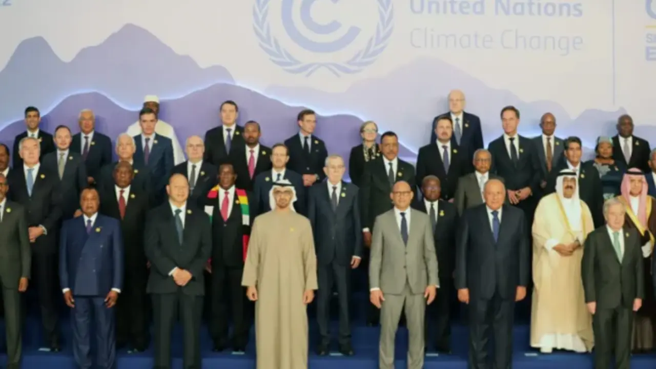 Los l&iacute;deres mundiales posan para una foto de familia antes de la inauguraci&oacute;n de la Conferencia de las Naciones Unidas sobre el Cambio Clim&aacute;tico (COP27), en Sharm El-Sheikh, Egipto, este 7 de noviembre.EFE/EPA/Khaled Elfiqi