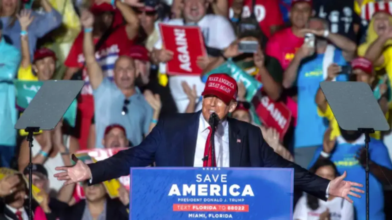 El expresidente estadounidense Donald Trump mientras pronuncia un discurso durante un mitin de apoyo al senador de Florida Marco Rubio, en Miami, Florida (EEUU). EFE/Cristobal Herrera-Ulashkevich