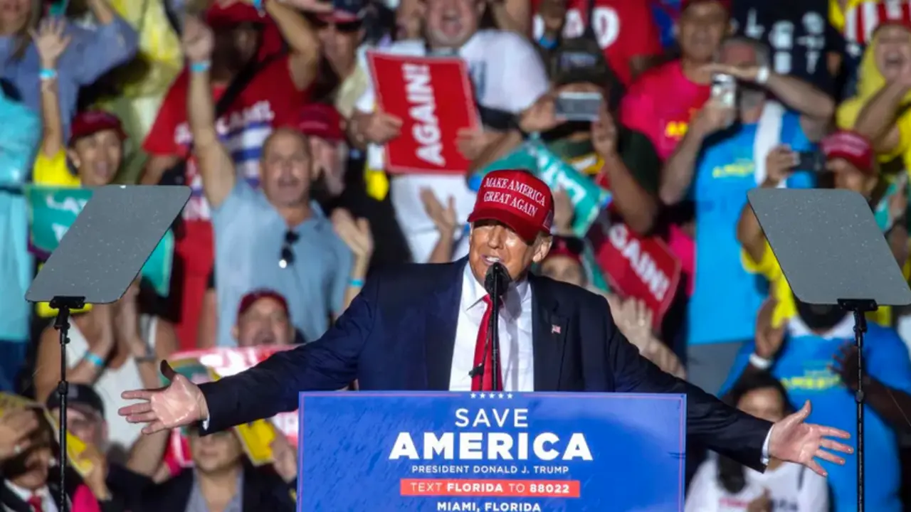 El expresidente estadounidense Donald Trump mientras pronuncia un discurso durante un mitin de apoyo al senador de Florida Marco Rubio, en Miami, Florida (EEUU). EFE/Cristobal Herrera-Ulashkevic