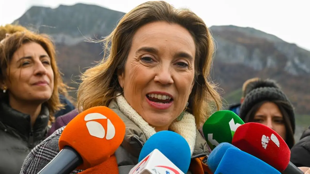 La portavoz del Partido Popular en el Congreso, Cuca Gamarra (c) se dirige a los medios de comunicaci&oacute;n este lunes durante un encuentro con ganaderos de la monta&ntilde;a leonesa durante su visita a una explotaci&oacute;n ganadera en Bur&oacute;n, Le&oacute;n. EFE/J.Casares