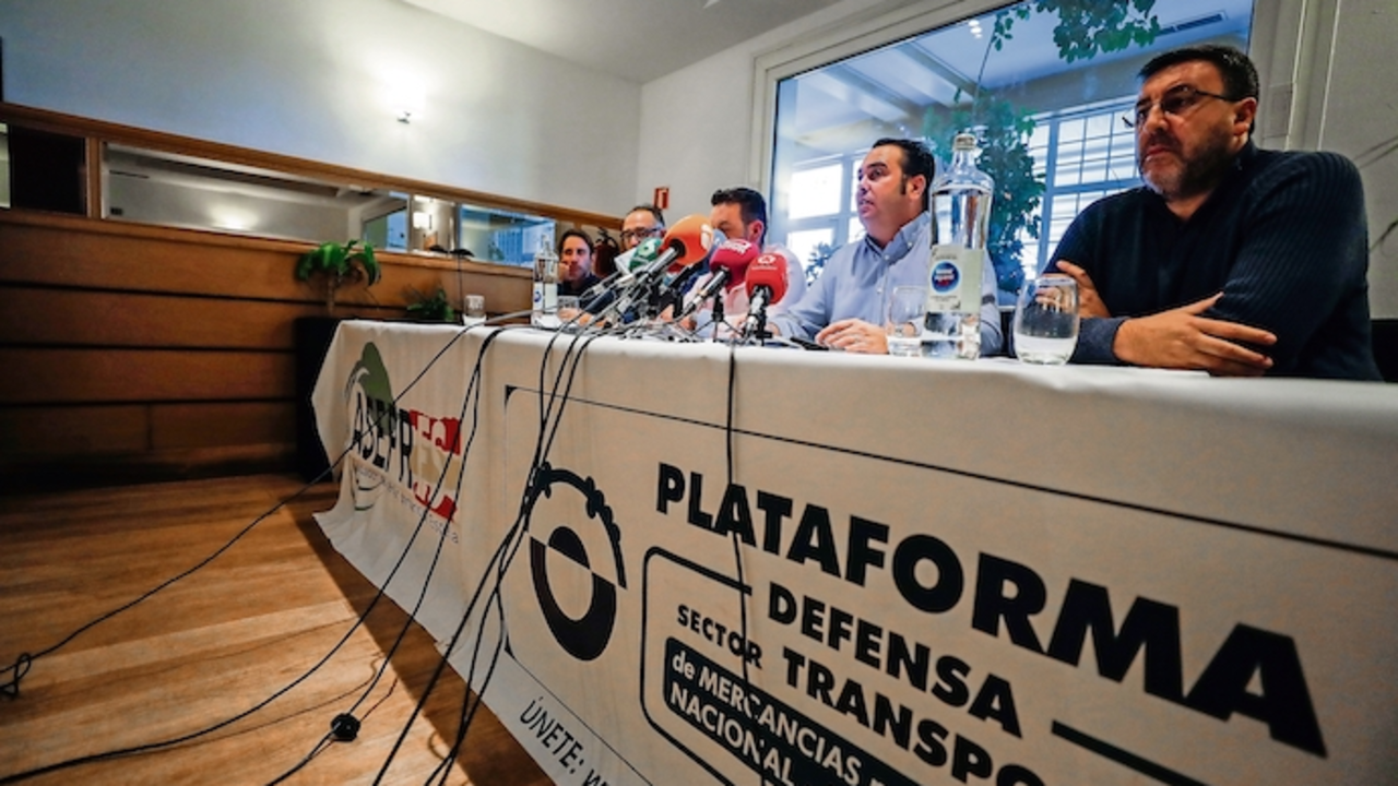 GETAFE (MADRID), 07/11/2022.- El presidente de la Plataforma Nacional para la Defensa del Transporte, Manuel Hern??ndez (2d), y Celso Jimenez Calder??n (3d), representante de la Asociaci??n del Sector Primario en Espa??a (ASEPRES), anuncian este lunes en una rueda de prensa en Getafe (Madrid) los resultados de las votaciones de las asambleas provinciales, que, con un 86 por ciento de los votos, han acordado secundar la iniciativa de convocar un nuevo paro indefinido desde la medianoche del domingo al lunes para protestar por el incumplimiento por parte de los cargadores de la ley de costes, que proh??be trabajar a p??rdidas. Esta organizaci??n de transportistas de mercanc??as por carretera -en su mayor??a, aut??nomos- ya organiz?? el pasado marzo un paro que se mantuvo durante 20 d??as y provoc?? problemas en las cadenas de suministro que afectaron a buena parte del territorio nacional. EFE/ Luis Mill??n
