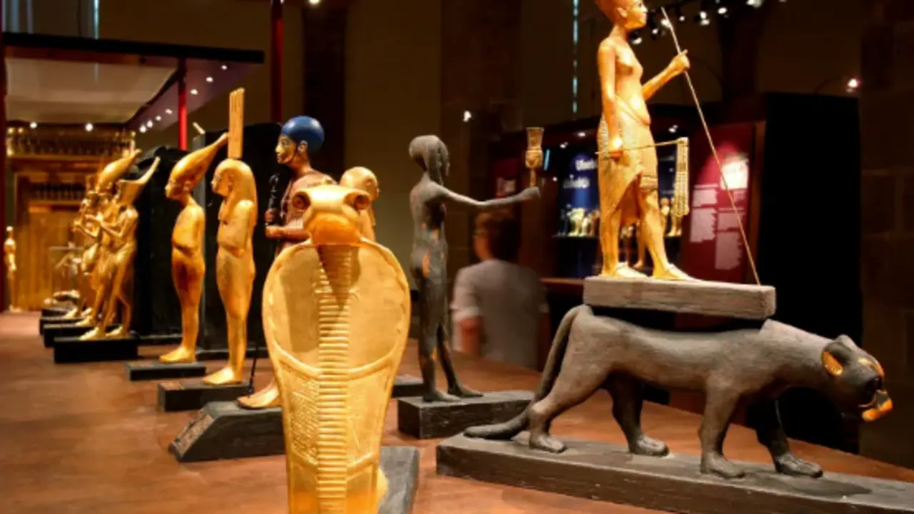 R&eacute;plicas exactas de un millar de las m&aacute;s de 5.000 piezas que se hallaron en la tumba de Tutankhamon se re&uacute;nen en el museo Mar&iacute;timo de Barcelona. EFE/Juli&aacute;n Mart&iacute;n/Archivo