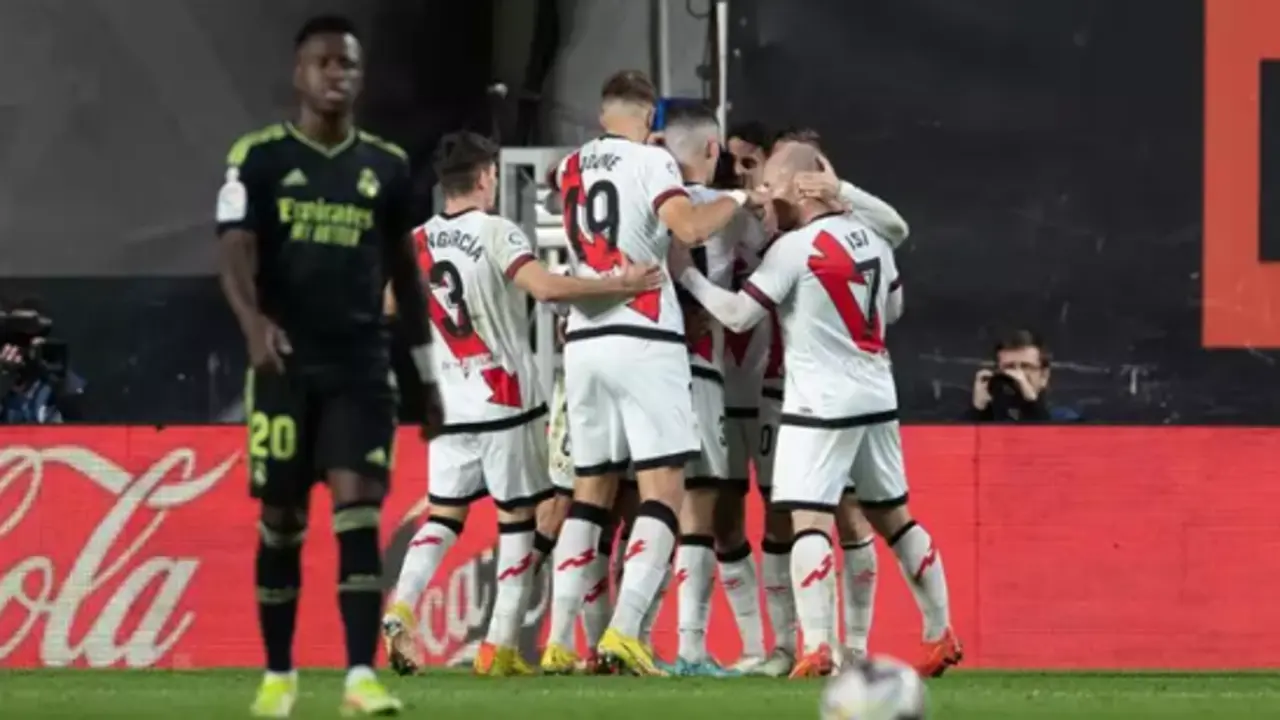 Los jugadores del Rayo Vallecano celebran el gol de &Aacute;lvaro Garc&iacute;a ante el Real Madrid - Federico Titone / AFP7 / Europa Press