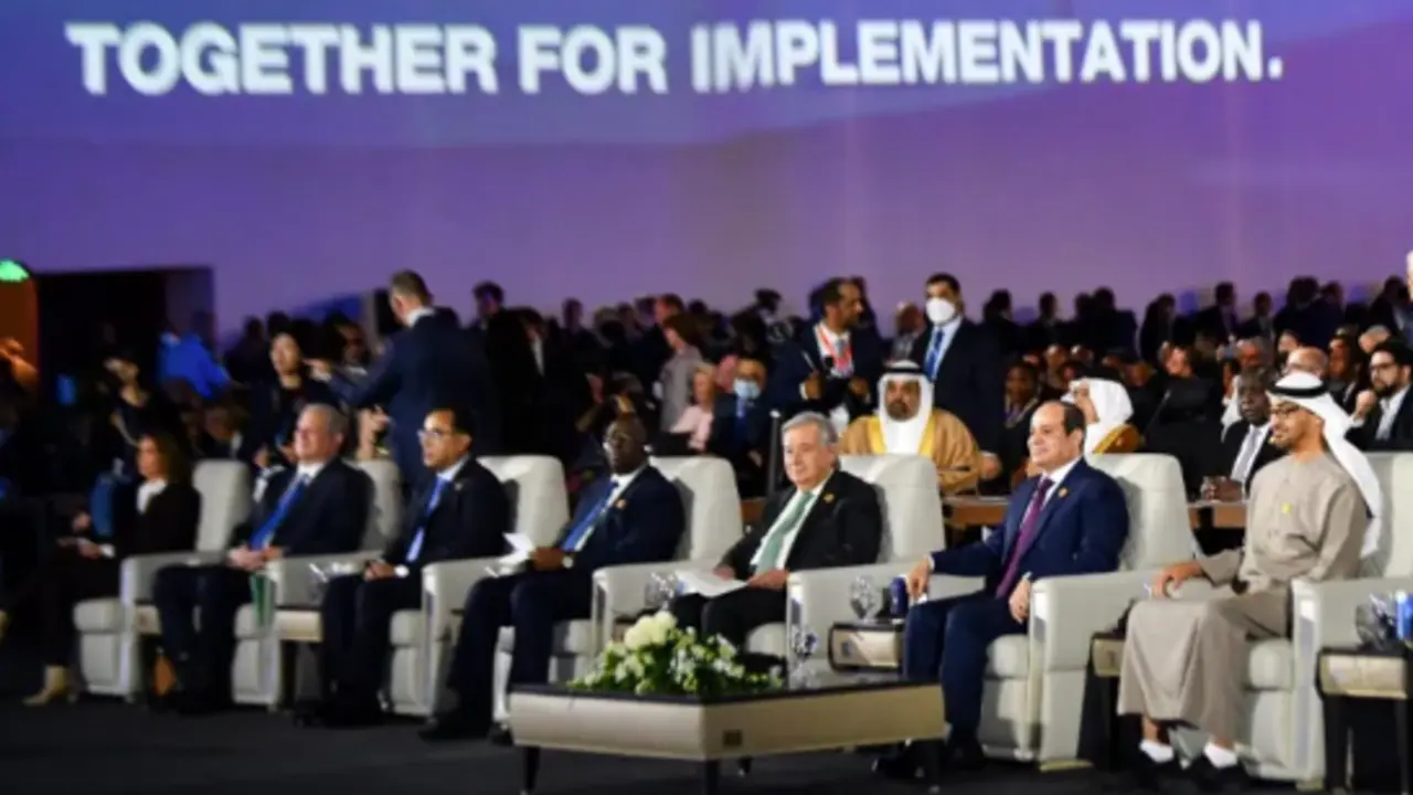 Imagen facilitada por la presidencia egipcia que muestra al presidente egipcio Abdel Fattah al-Sisi (2-d), al presidente de los Emiratos &Aacute;rabes Unidos, Sheikh Mohamed bin Zayed Al Nahyan (d) y al Secretario General de la ONU, Antonio Guterres (3-d) en la jornada inaugural de la COP27, en Sharm El-Sheikh, Egipto. EFE/EPA/Presidencia de Egipto