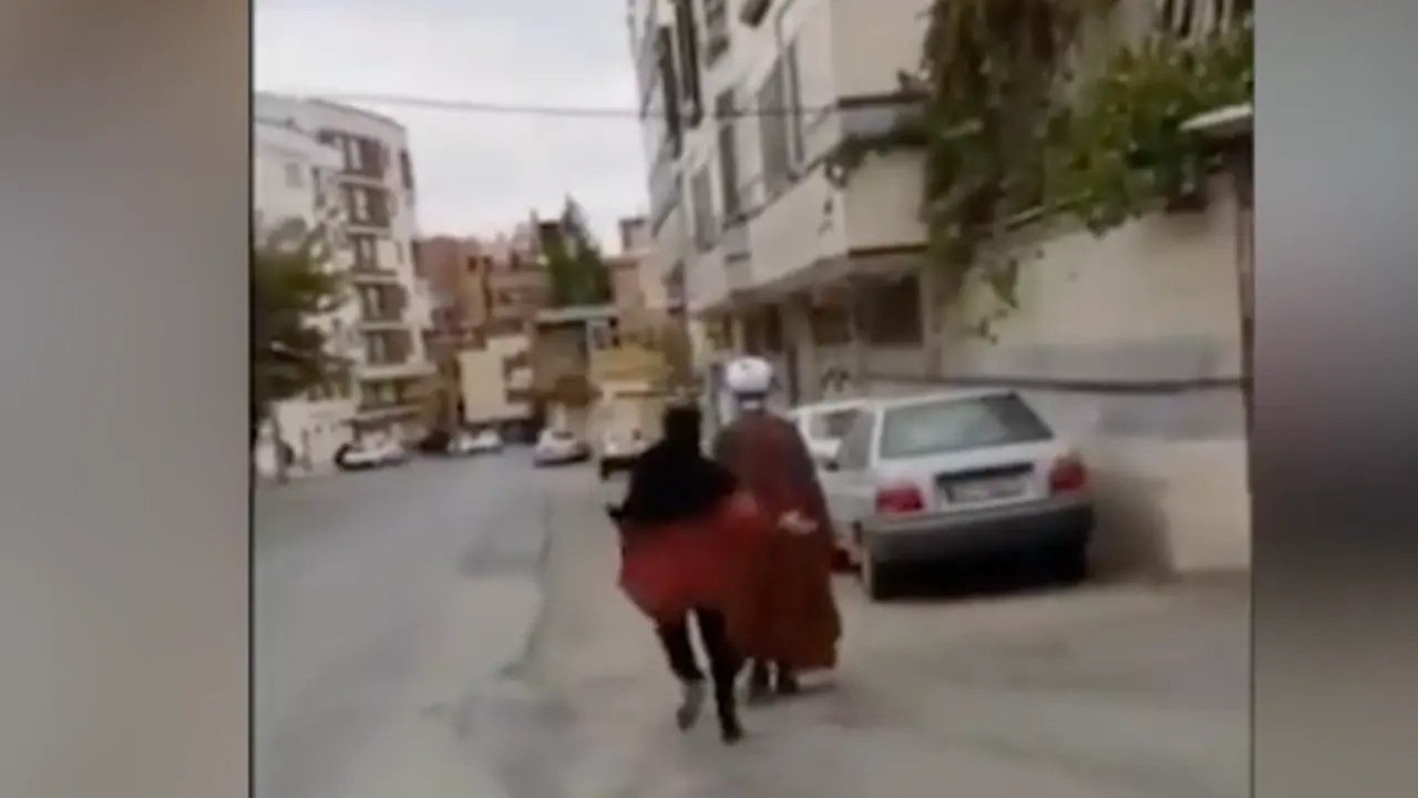 Quitar el turbante a los cl&eacute;rigos y compartir el v&iacute;deo, la nueva manera viral de protestar en Ir&aacute;nREDES