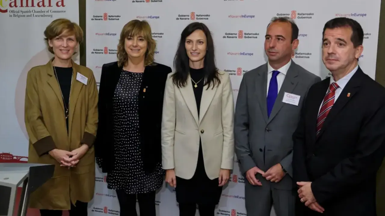 El consejero de Desarrollo Econ&oacute;mico y Empresarial del gobierno de Navarra, Mikel Irujo (d), la consejera de Relaciones Ciudadanas, Ana Ollo Hualde (2i), la rectora de la Universidad de Navarra, Mar&iacute;a Iraburu (i) y el presidente de la C&aacute;mara de Comercio de Espa&ntilde;a en B&eacute;lgica y Luxemburgo, Pablo L&oacute;pez &Aacute;lvarez (2d), mantienen un encuentro con la comisaria europea de Innovaci&oacute;n, Investigaci&oacute;n, Cultura, Educaci&oacute;n y Juventud, Mariya Gabriel (c), este martes en Bruselas (B&eacute;lgica). EFE/ Horst Wagner