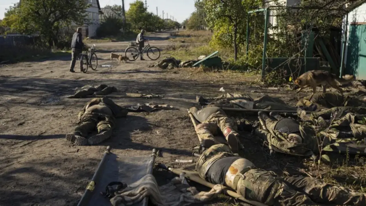 Imagen de soldados rusos muertos en combate en Ucrania. EFE/EPA/Anastasia Vlasova