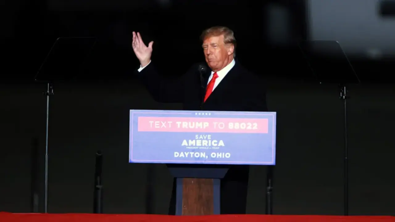 El expresidente estadounidense Donald J. Trump habla en un mitin en el Aeropuerto Internacional de Dayton en Vandalia, Ohio. EFE/Mark Lyons
