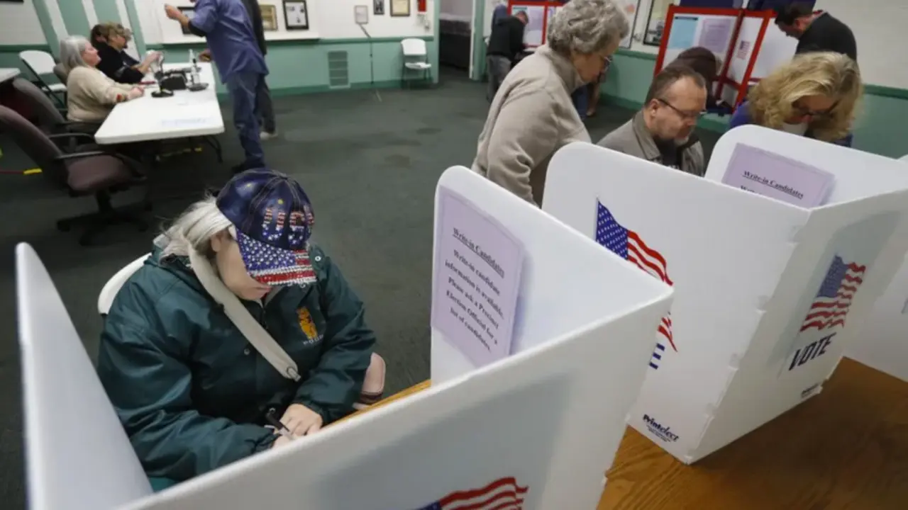 Votantes estadounidenses en un centro electoral en Freedom Freedom, Ohio, EE. UU. EFE/EPA/David Maxwell