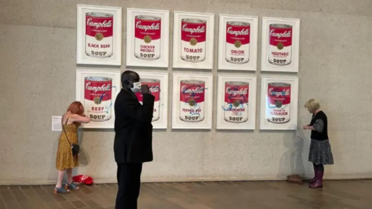 "Latas de sopa Campbell" del artista estadounidense Andy Warhol, atacada por activistas en la Galer&iacute;a Nacional de Camberra (Australia). EFE/ Stop Fossil Fuel Subsidies