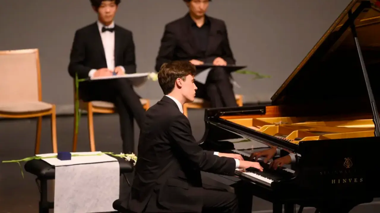 El ganador del Concurso Internacional de Piano "Paloma O'Shea" de Santander en su edici&oacute;n de 2022, Jaeden Izik-Dzurco, durante la ceremonia de la entrega de premios celebrada en la capital c&aacute;ntabra. EFE/Pedro Puente