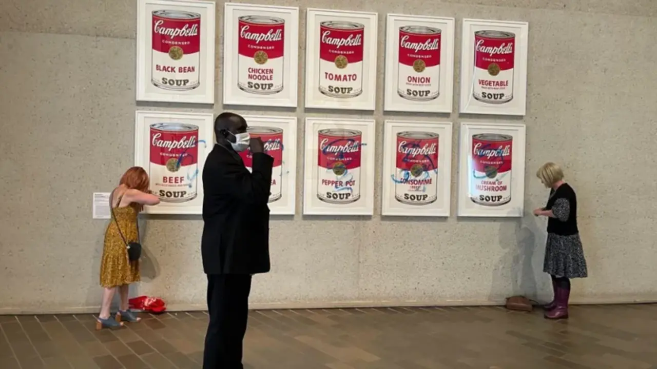 "Latas de sopa Campbell" del artista estadounidense Andy Warhol, atacada por activistas en la Galer&iacute;a Nacional de Camberra (Australia). EFE/ Stop Fossil Fuel Subsidies