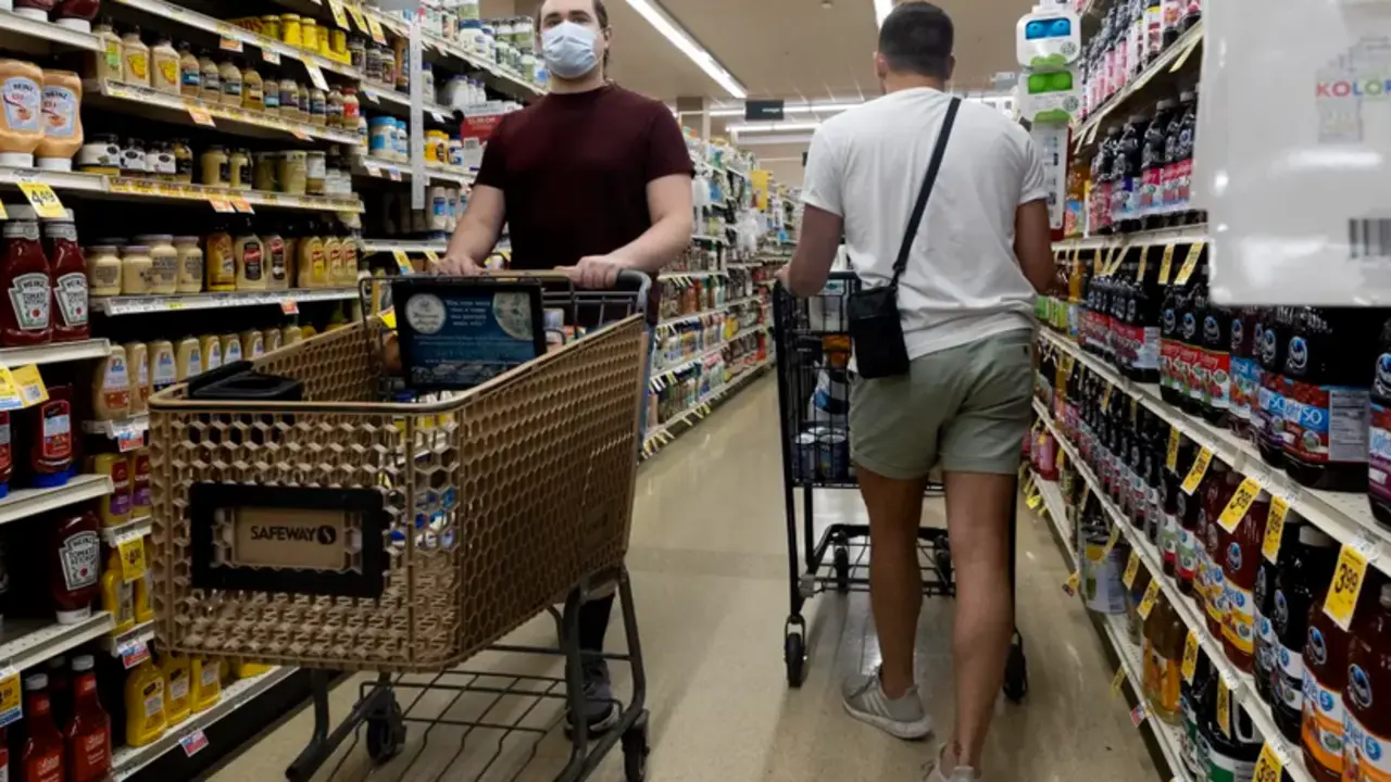 Clientes realizan compras en un supermercado de EE.UU., en una fotograf&iacute;a de archivo. EFE/Michael Reynolds