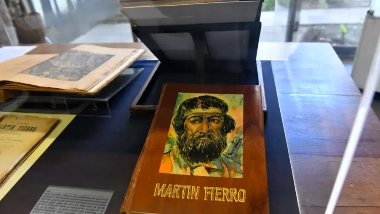 Fotograf&iacute;a de un libro de Martin Fierro escrito por el escritor argentino Jos&eacute; Hern&aacute;ndez, en el Museo de Arte Popular Jos&eacute; Hern&aacute;ndez, el 8 de noviembre de 2022, en Buenos Aires (Argentina). EFE/ Enrique Garc&iacute;a Medina
