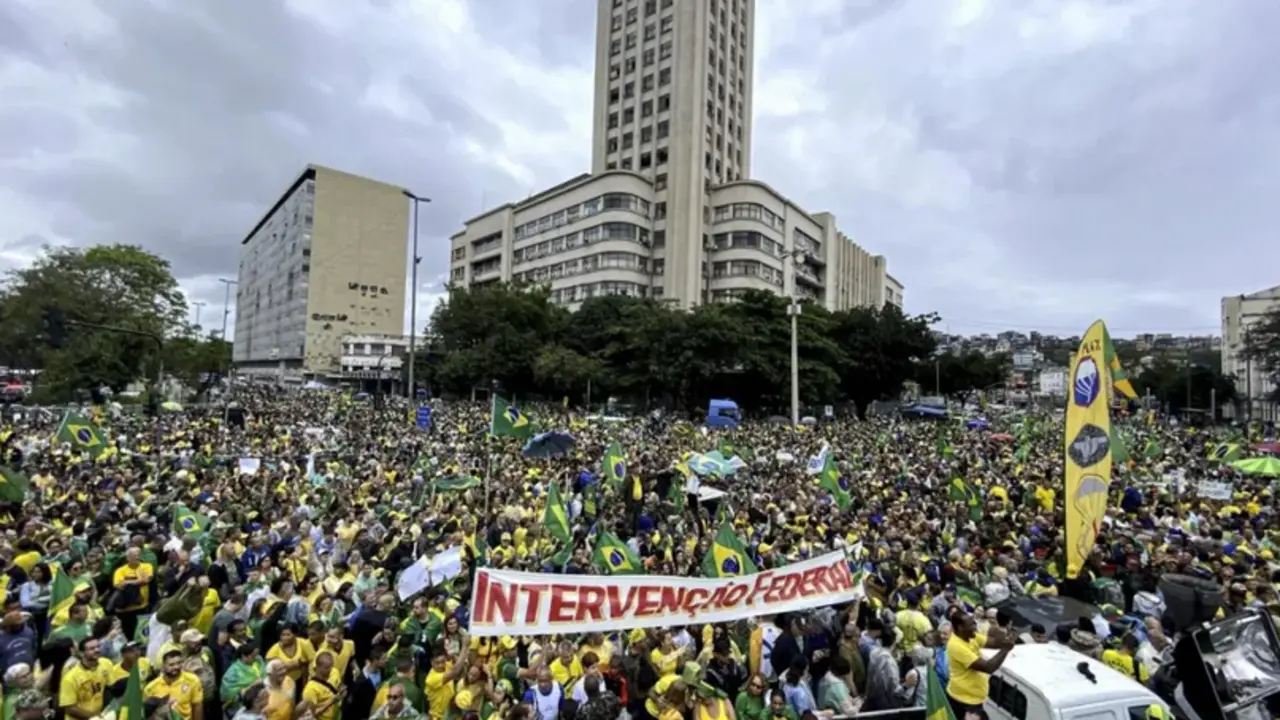 Protesta de seguidores del expresidente de Brasil , Jair Bolsonaro, convocada el pasado 2 de noviembre frente al Comando Militar del Este, en R&iacute;o de Janeiro. EFE/ Antonio Lacerda
