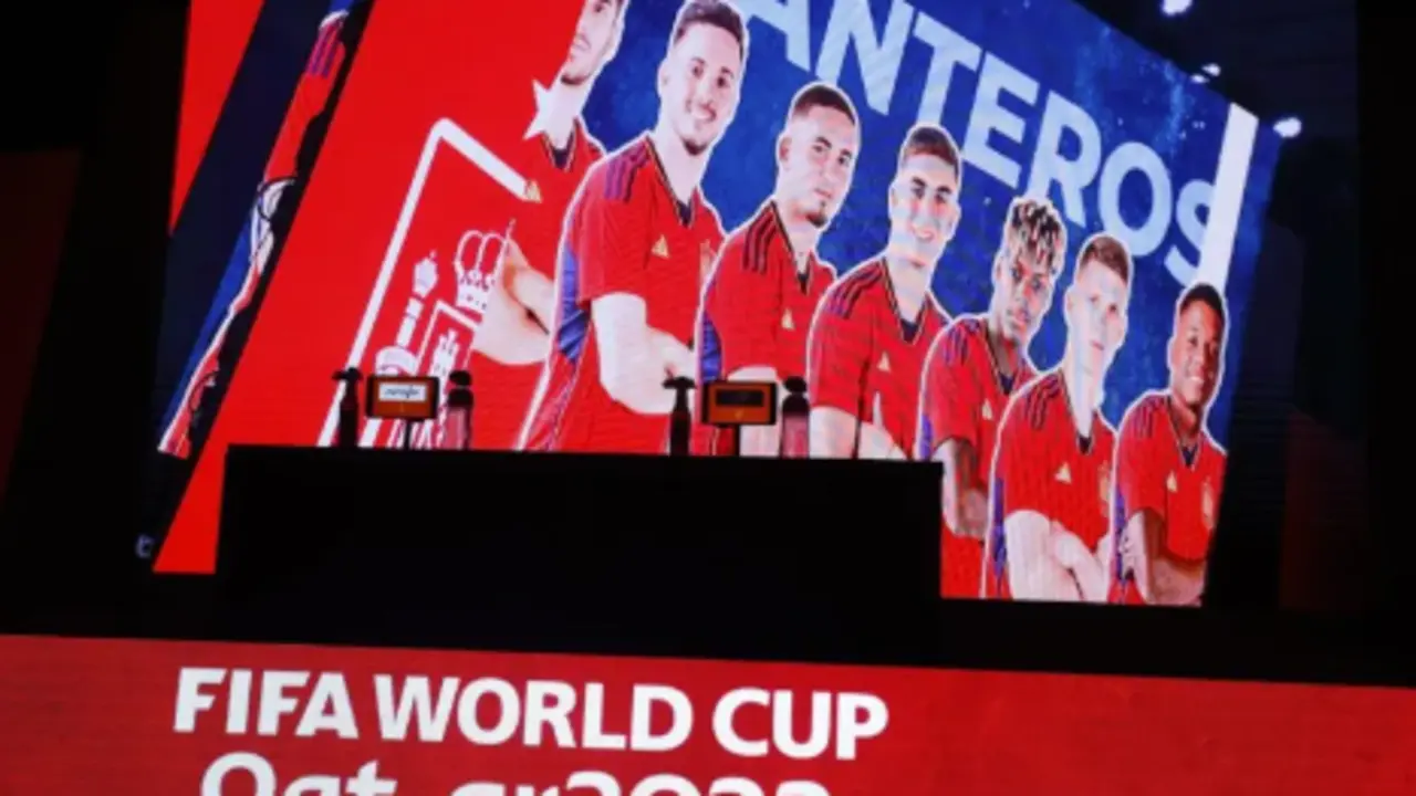 Una pantalla muestra a los delanteros Ferr&aacute;n Torres, Pablo Sarabia, Yeremy Pino, &Aacute;lvaro Morata, Asensio, Nico Williams, Ansu Fati y Dani Olmo durante la presentaci&oacute;n. Juan Carlos hifalgo