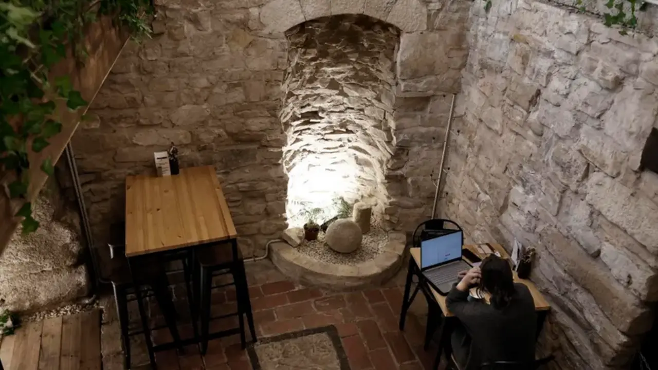 Una persona estudia con su ordenador en el s&oacute;tano de una bar del Casco Viejo de Pamplona que conserva restos arqueol&oacute;gicos de unas termas de la &eacute;poca romana (una de las dos que hab&iacute;a en Pamplona), que corresponden en concreto al muro del antiguo edificio de ba&ntilde;os p&uacute;blicos y al criptop&oacute;rtico o galer&iacute;a cubierta. EFE/ Jes&uacute;s Diges