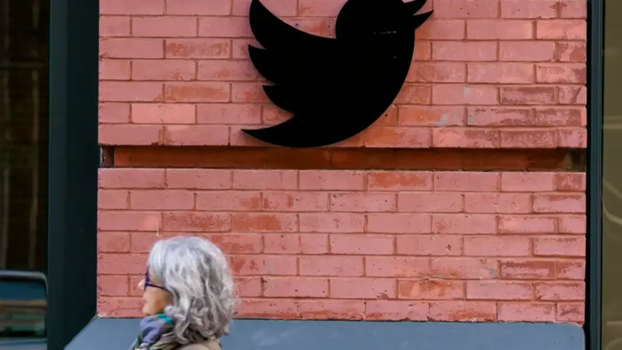Una mujer camina frente a la oficina de Twitter en Nueva York (EE.UU.) EFE/EPA/Justin Lane